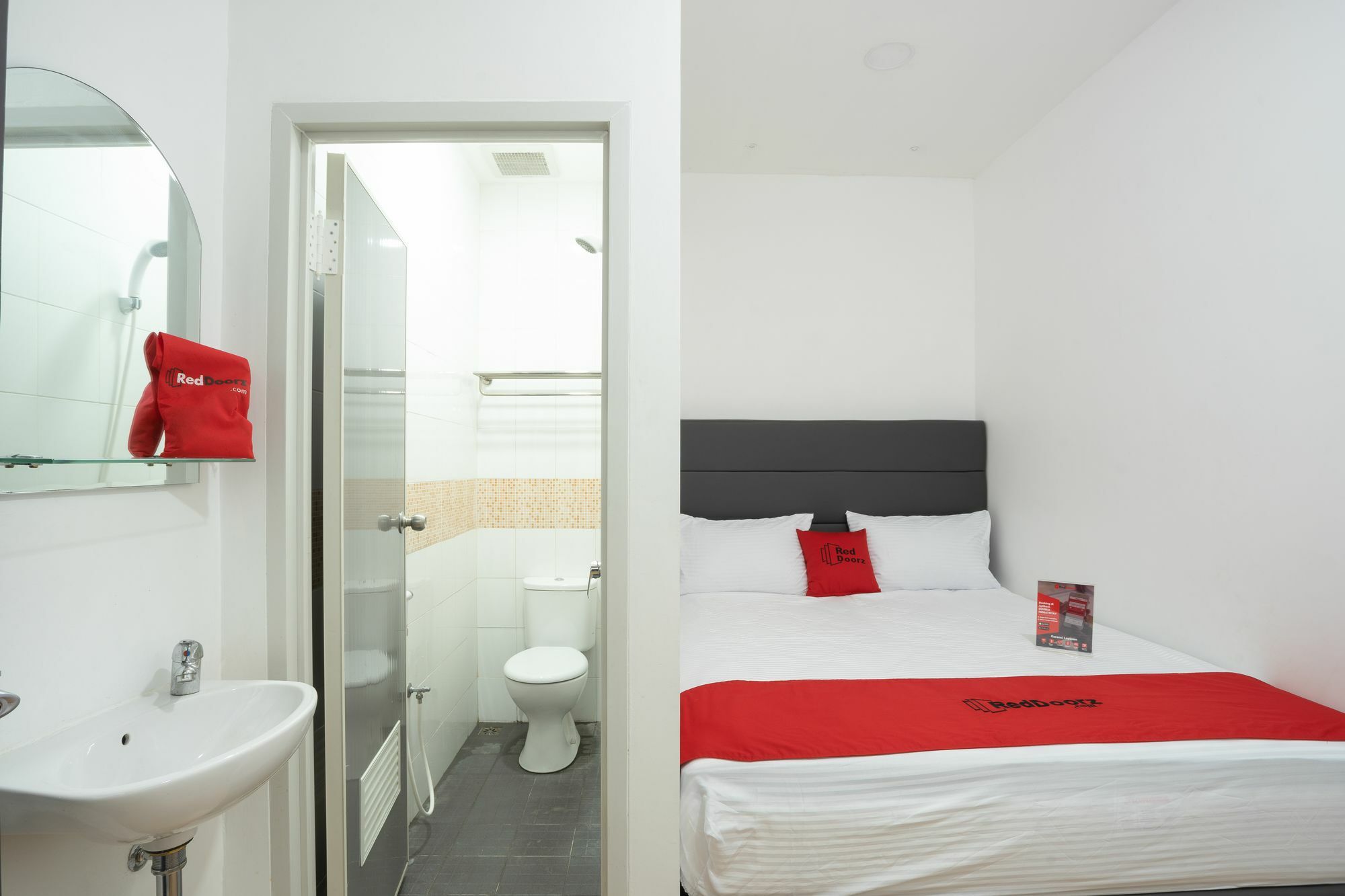 Reddoorz Plus @ Danau Sunter Utara Giacarta Esterno foto
